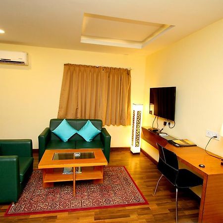 Hotel Crestwood Calcutta Extérieur photo