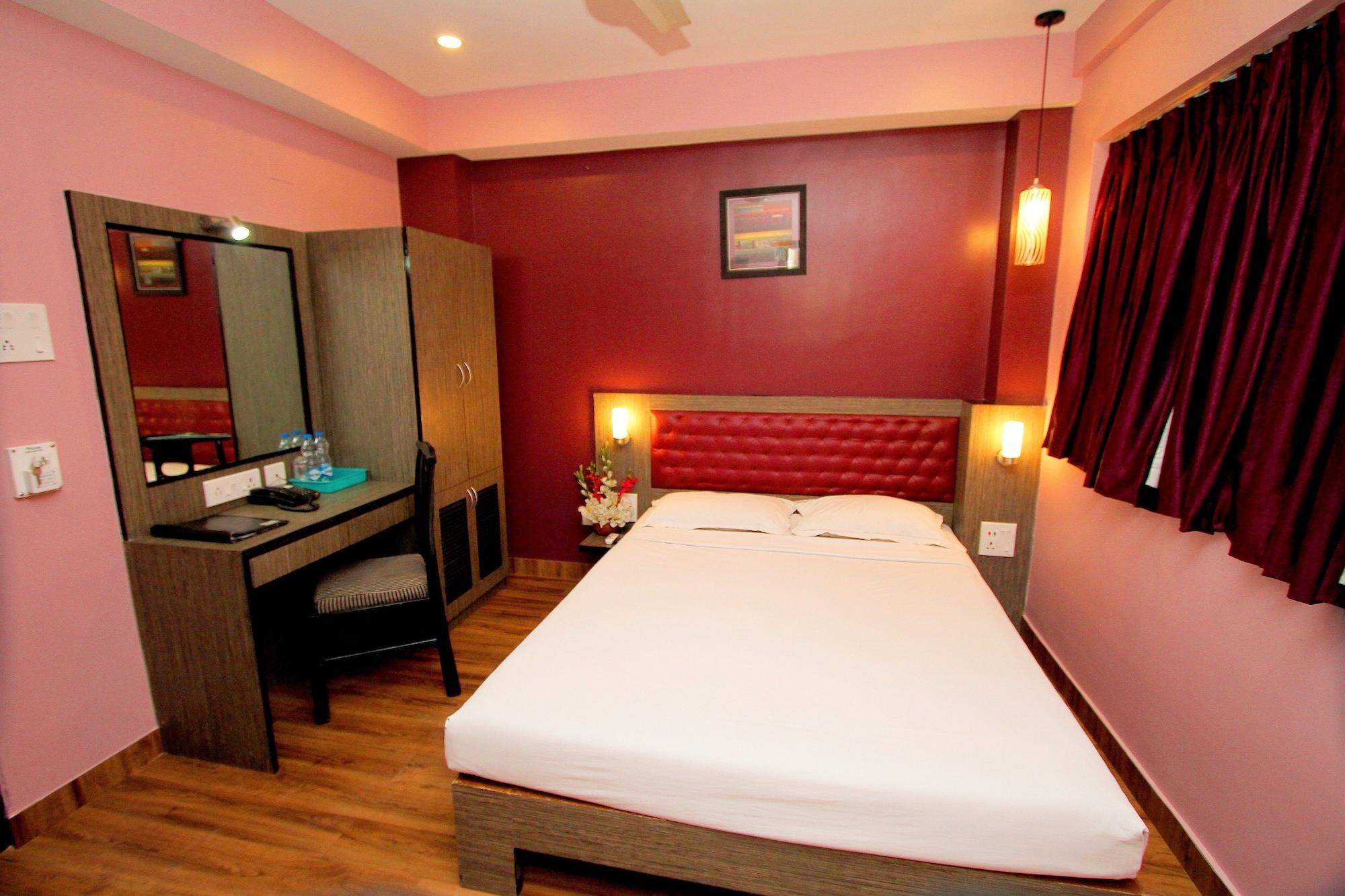 Hotel Crestwood Calcutta Extérieur photo