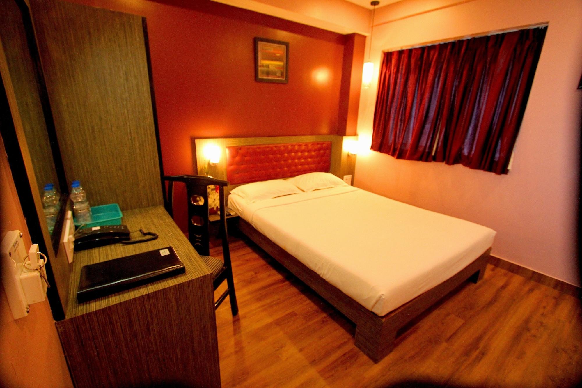 Hotel Crestwood Calcutta Extérieur photo