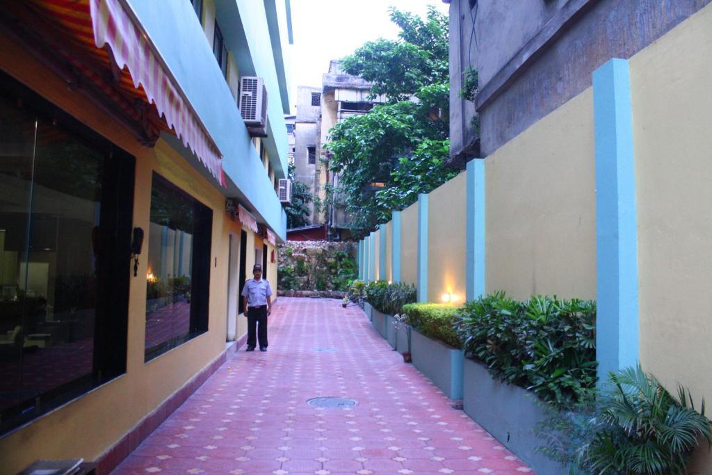 Hotel Crestwood Calcutta Extérieur photo