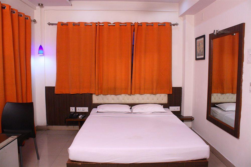 Hotel Crestwood Calcutta Extérieur photo
