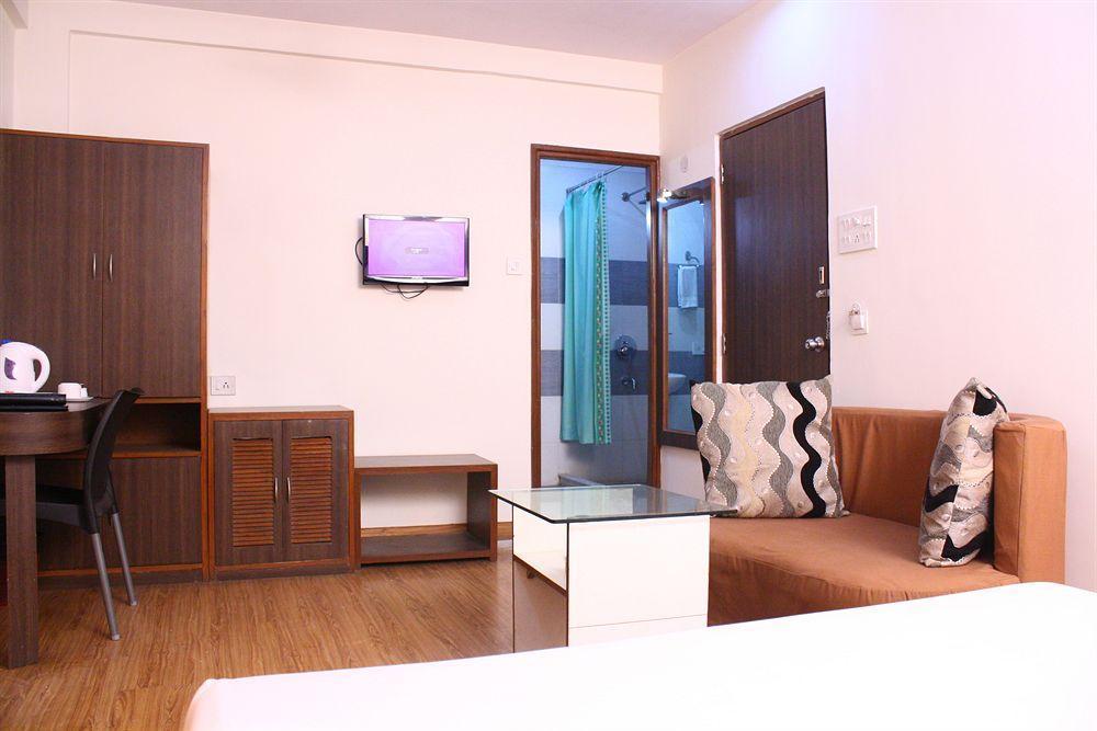 Hotel Crestwood Calcutta Extérieur photo
