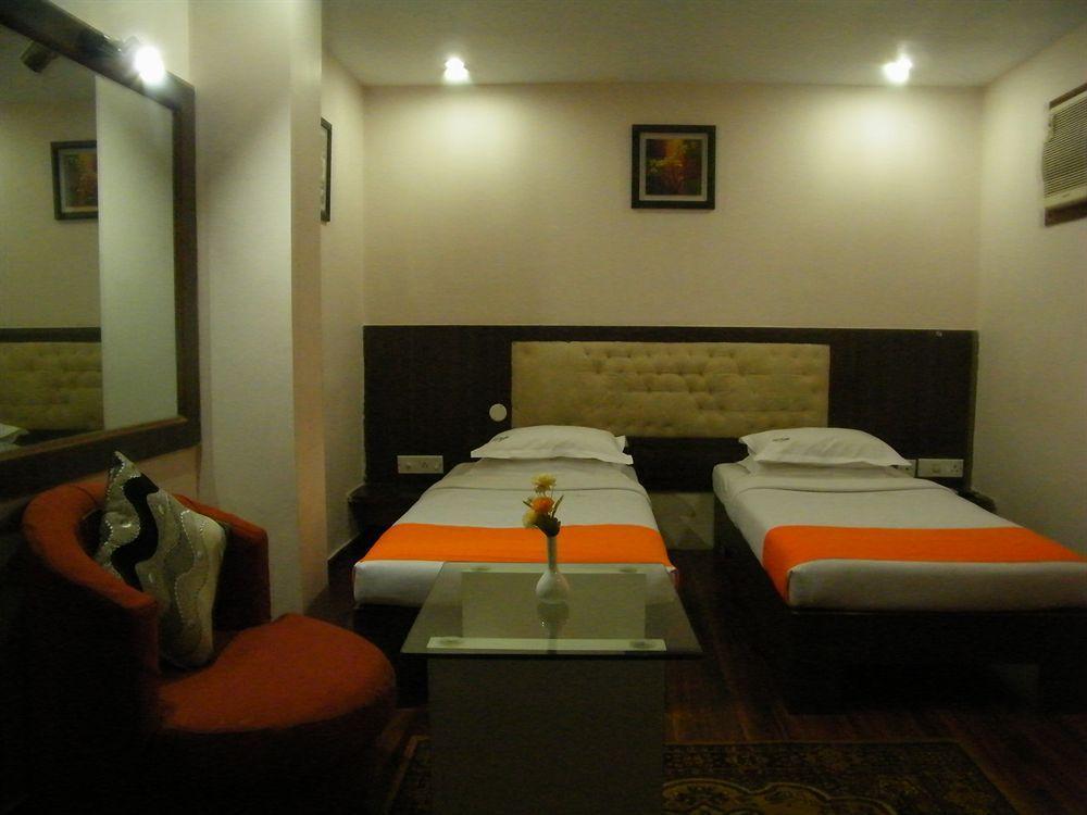Hotel Crestwood Calcutta Extérieur photo