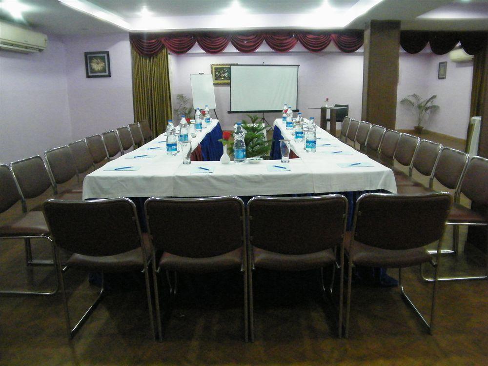 Hotel Crestwood Calcutta Extérieur photo