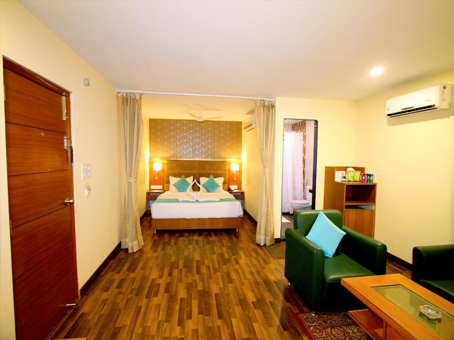 Hotel Crestwood Calcutta Extérieur photo