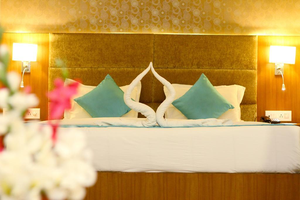 Hotel Crestwood Calcutta Extérieur photo