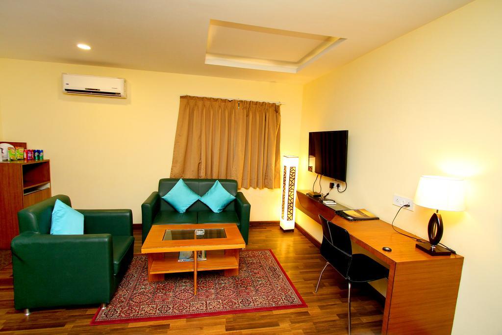 Hotel Crestwood Calcutta Extérieur photo