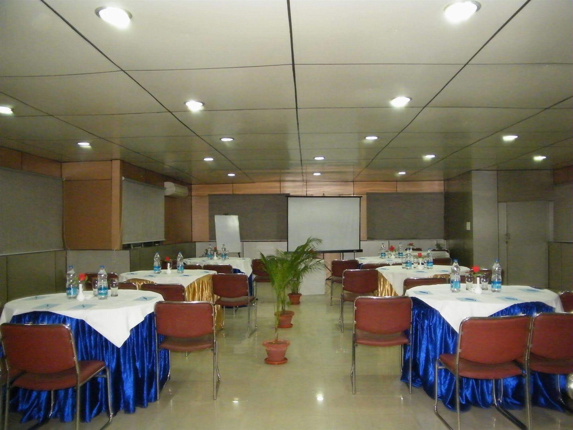 Hotel Crestwood Calcutta Extérieur photo