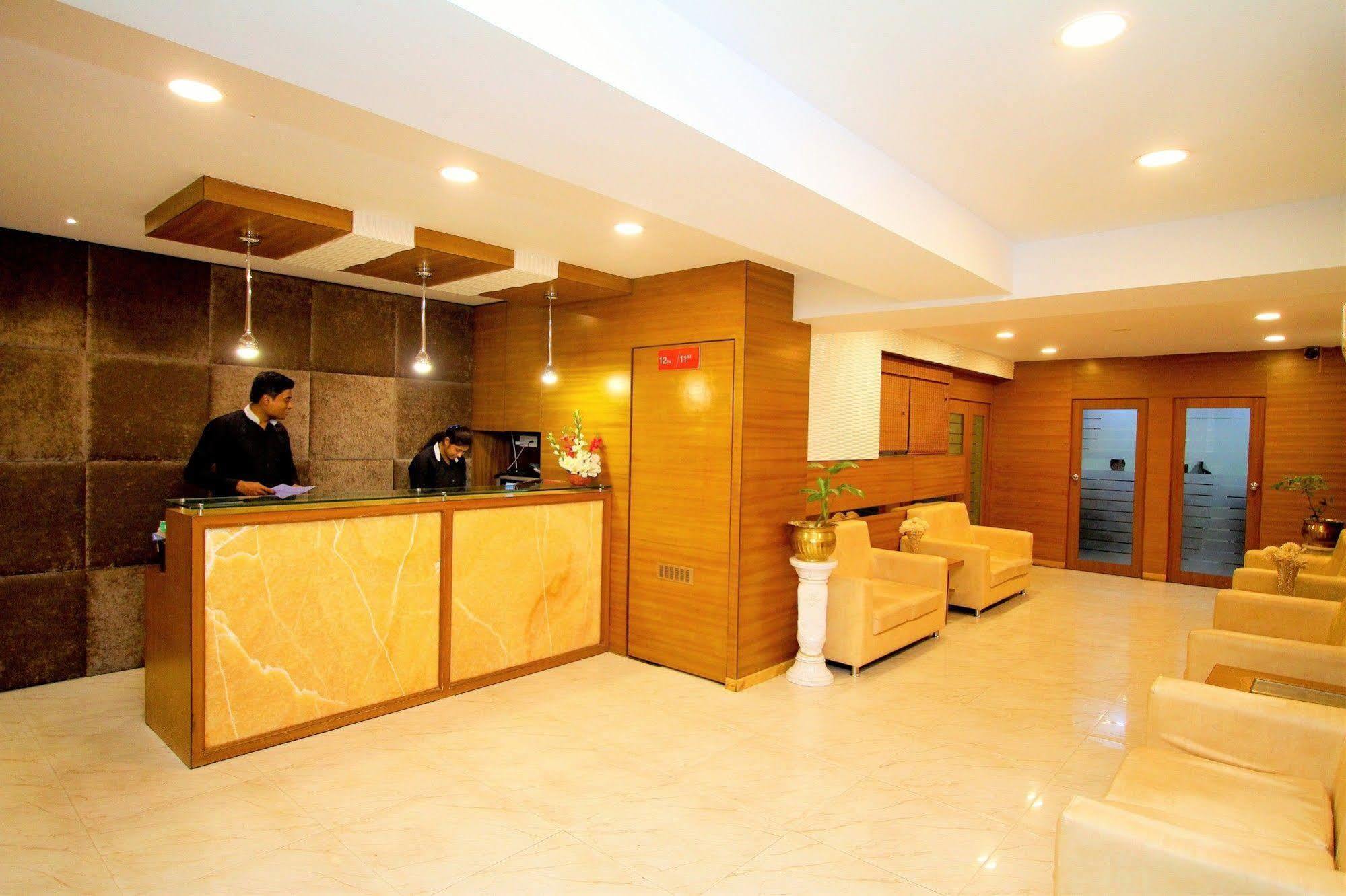 Hotel Crestwood Calcutta Extérieur photo