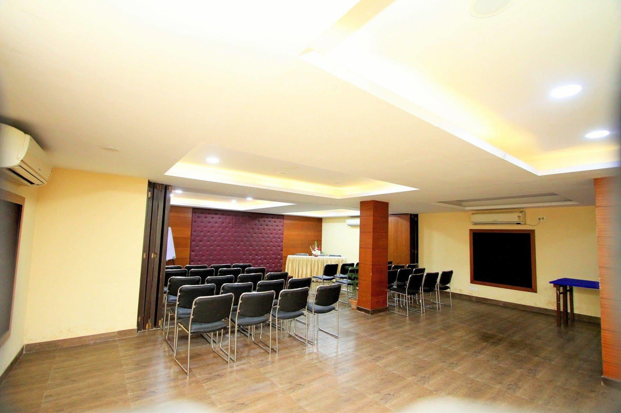 Hotel Crestwood Calcutta Extérieur photo