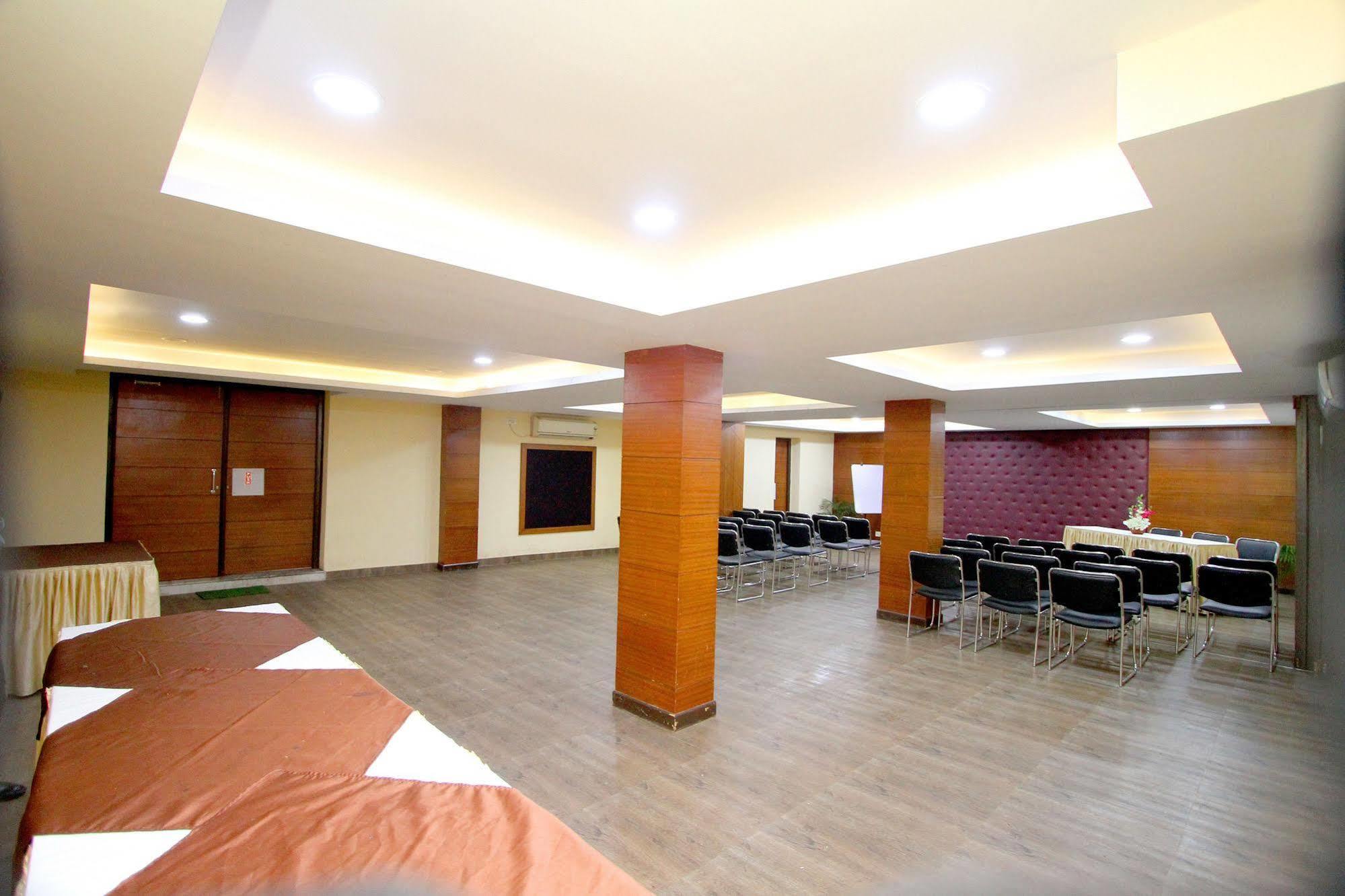 Hotel Crestwood Calcutta Extérieur photo