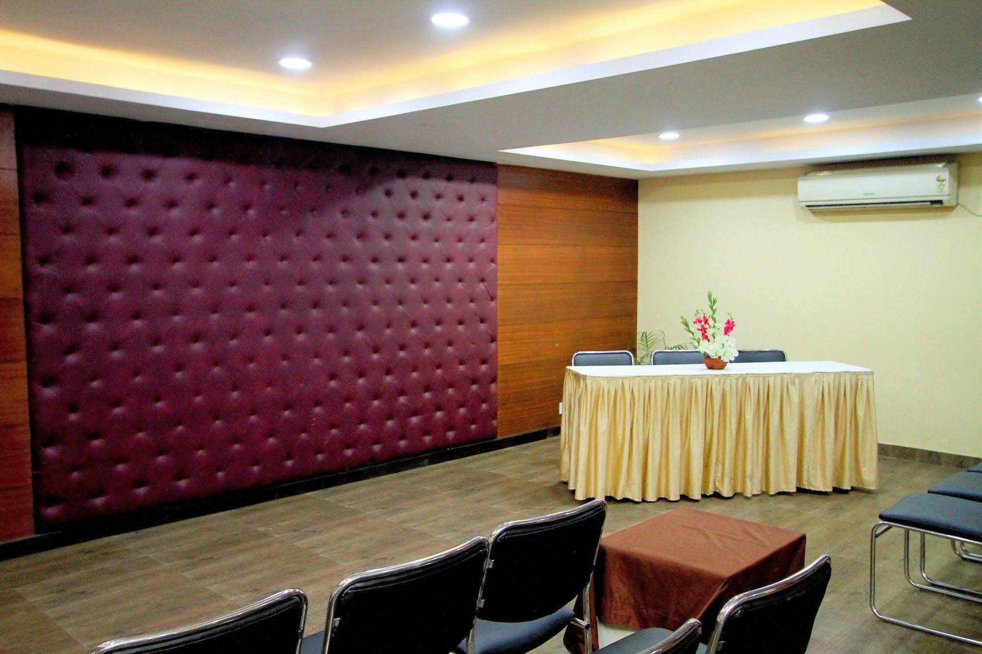 Hotel Crestwood Calcutta Extérieur photo