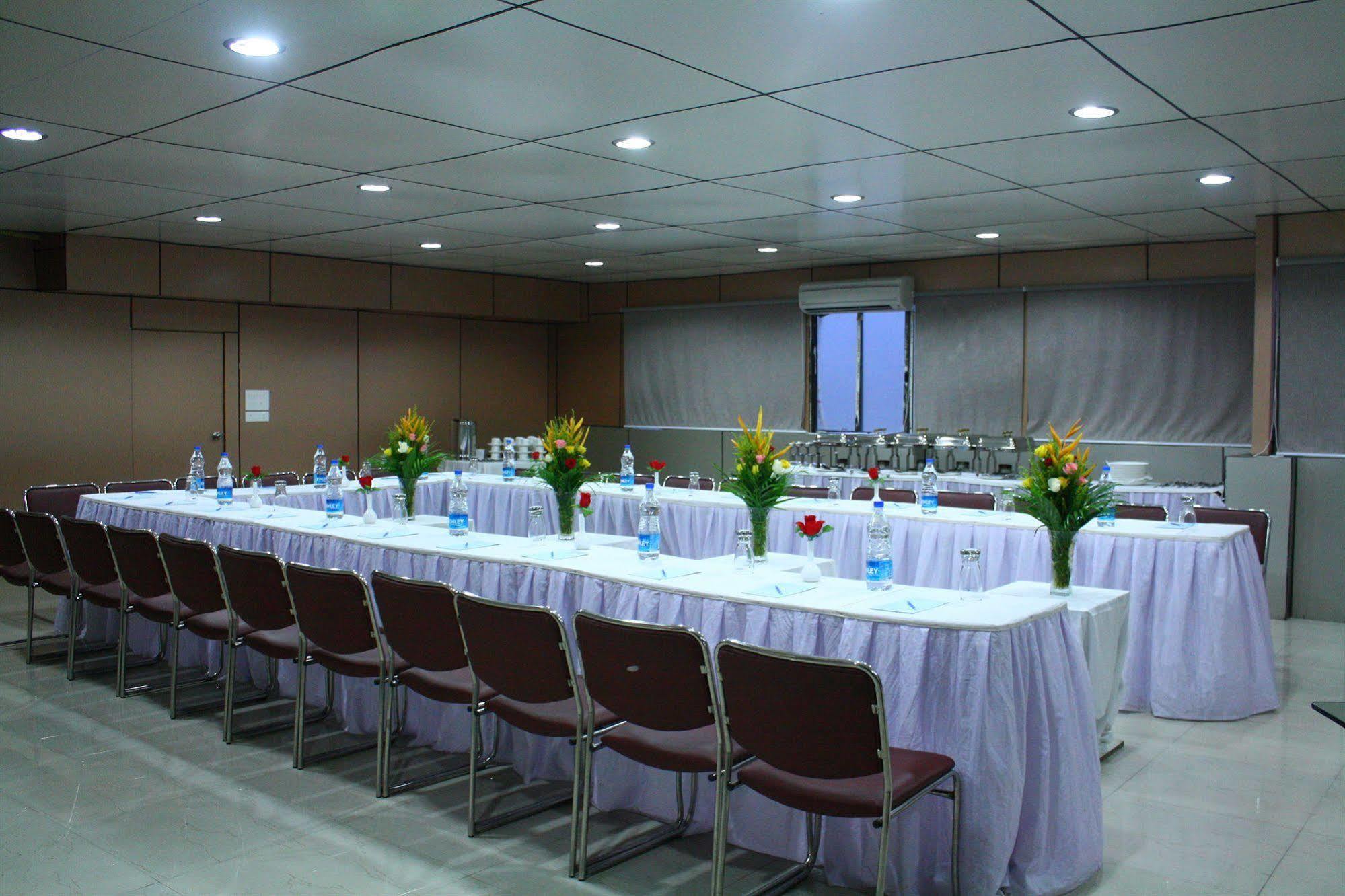 Hotel Crestwood Calcutta Extérieur photo